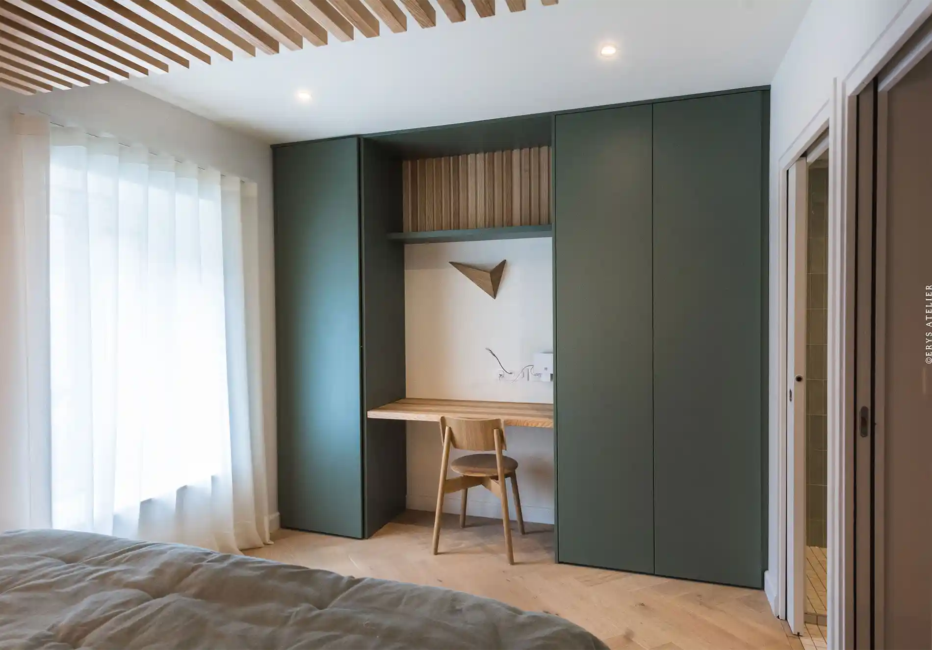 Modèle de bureau intégré avec espace de travail en bois dans une chambre moderne à Dommartemont.