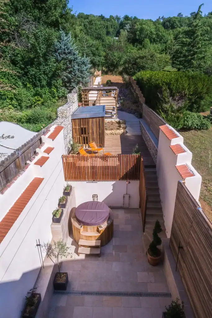 Jardin privé avec espace extérieur et décoration moderne à Dommartemont.