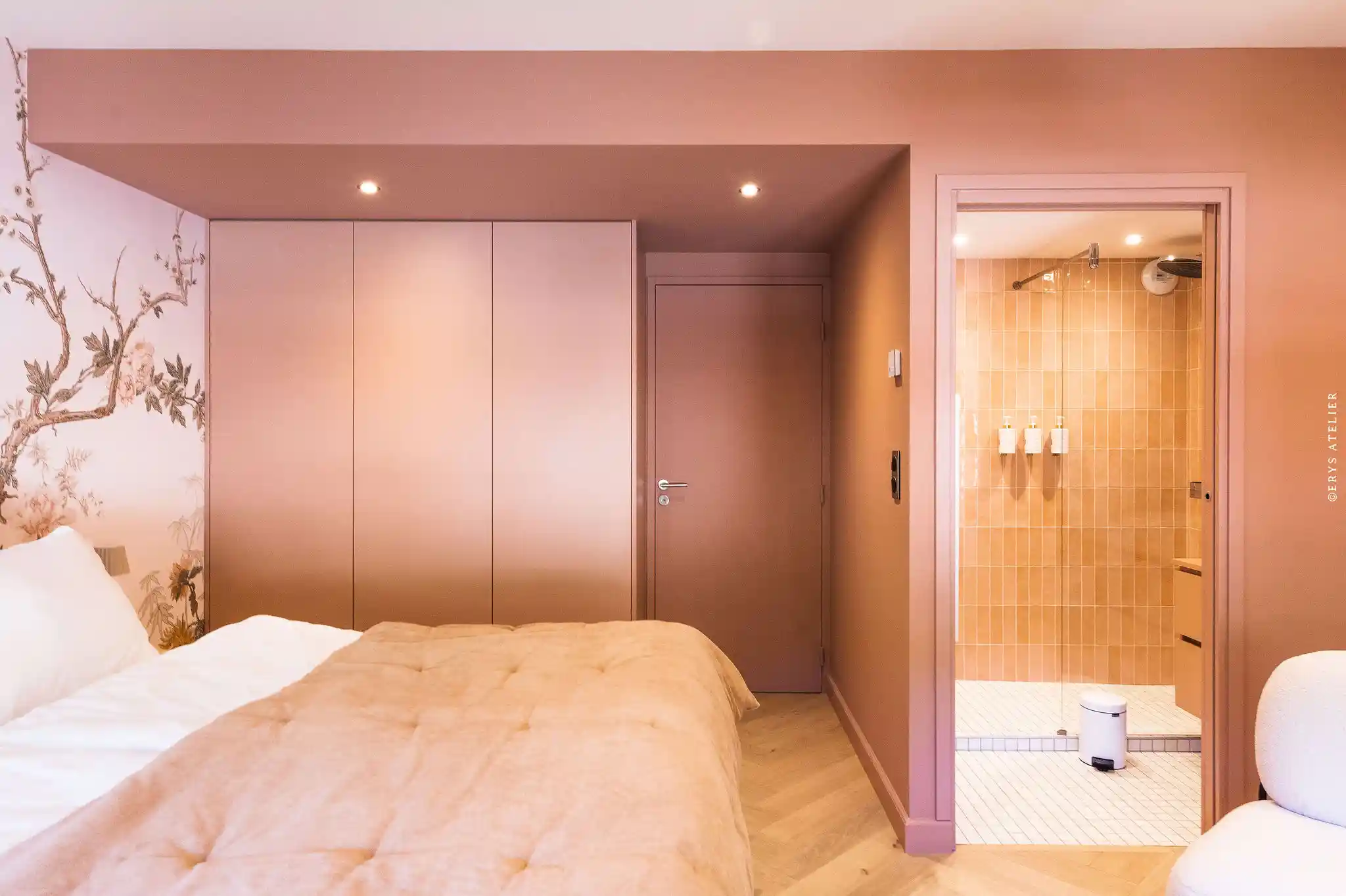 Clos Sainte Geneviève à Dommartemont, design intérieure élégante avec salle de bain lumineuse.