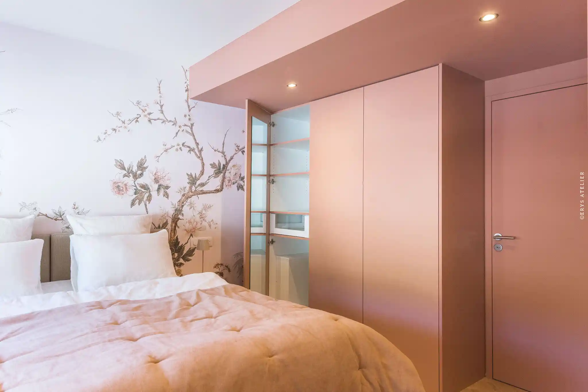 chambre élégante avec mur décoratif floral.