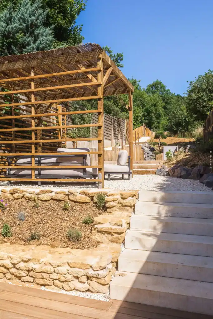 Salon de jardin sous pergola en bois et canisses