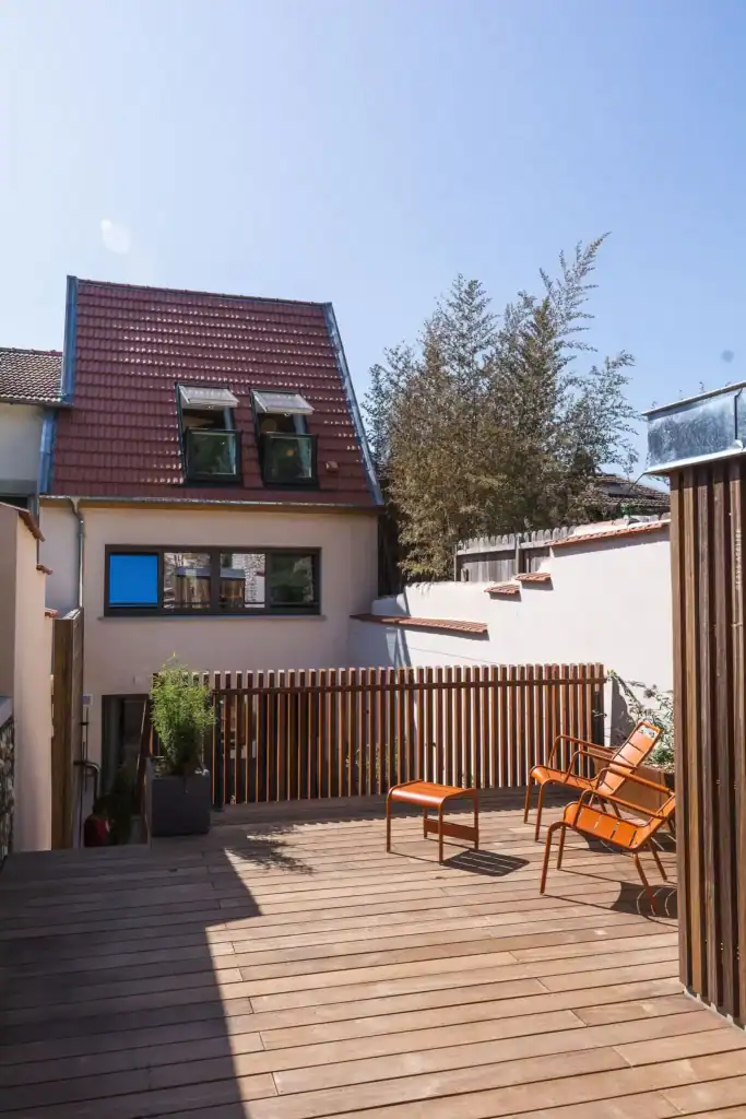 Solarium avec chaises basses de relaxation au clos sainte geneviève