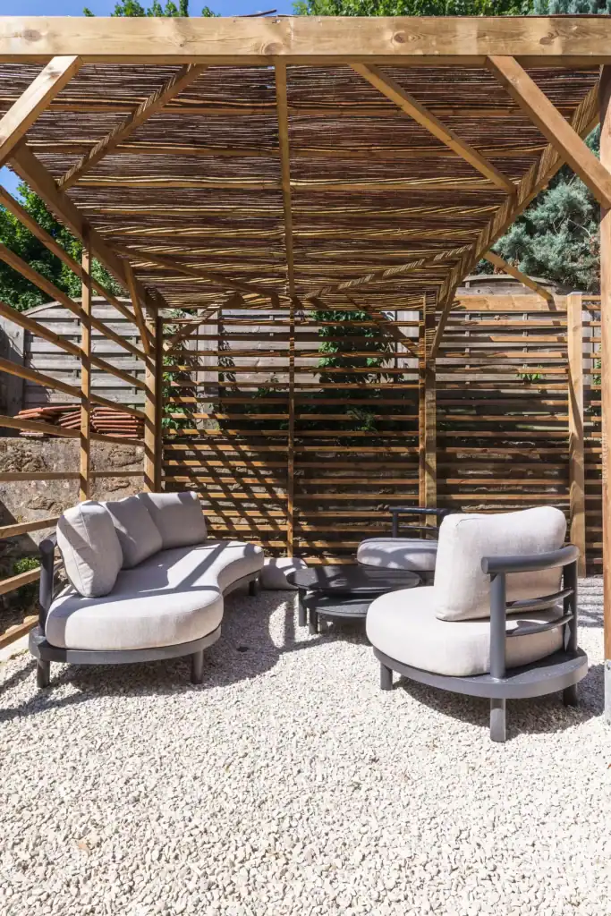 Salon de jardin sous pergola en bois et canisses au clos sainte geneviève