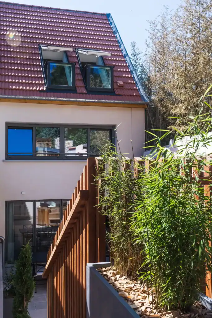 Charmant Clos Sainte Geneviève à Dommartemont, mêlant modernité et nature dans un cadre paisible.