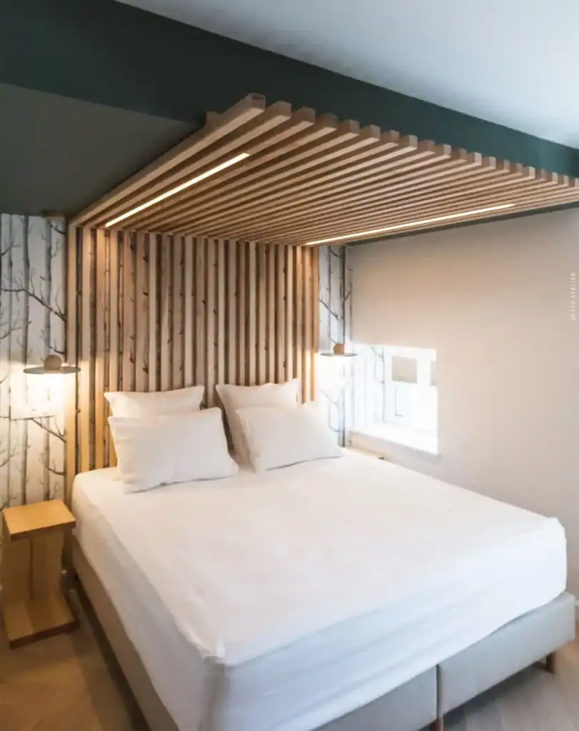 CHAMBRE BOULEAU : LIT DOUBLE CONFORTABLE AVEC DÉCOR BOIS MODERNE