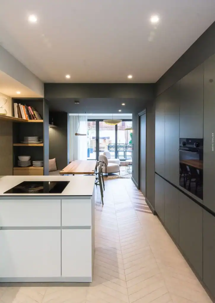 Élégant intérieur moderne d'une maison à Dommartemont, avec cuisine ouverte et espace salon lumineux.