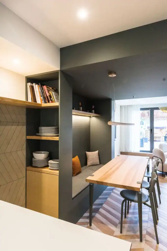 Coin repas contemporain avec plancher en bois et espace détente intégré.