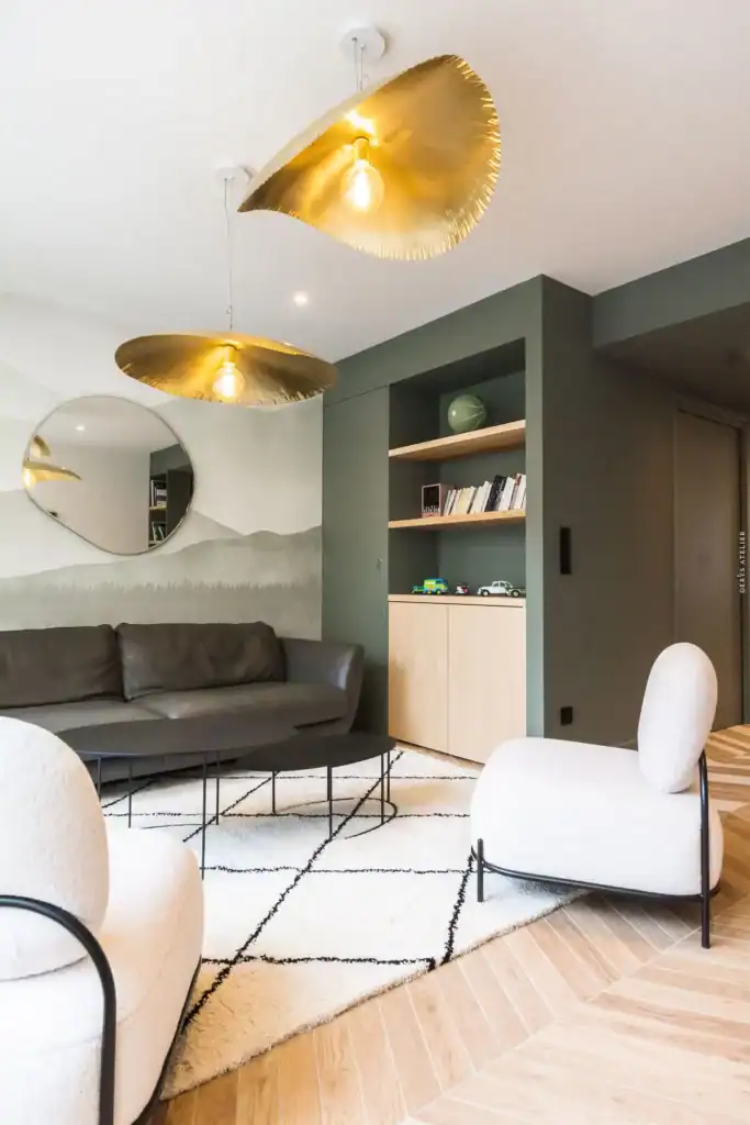 Lampe suspendue en métal doré dans un salon moderne.