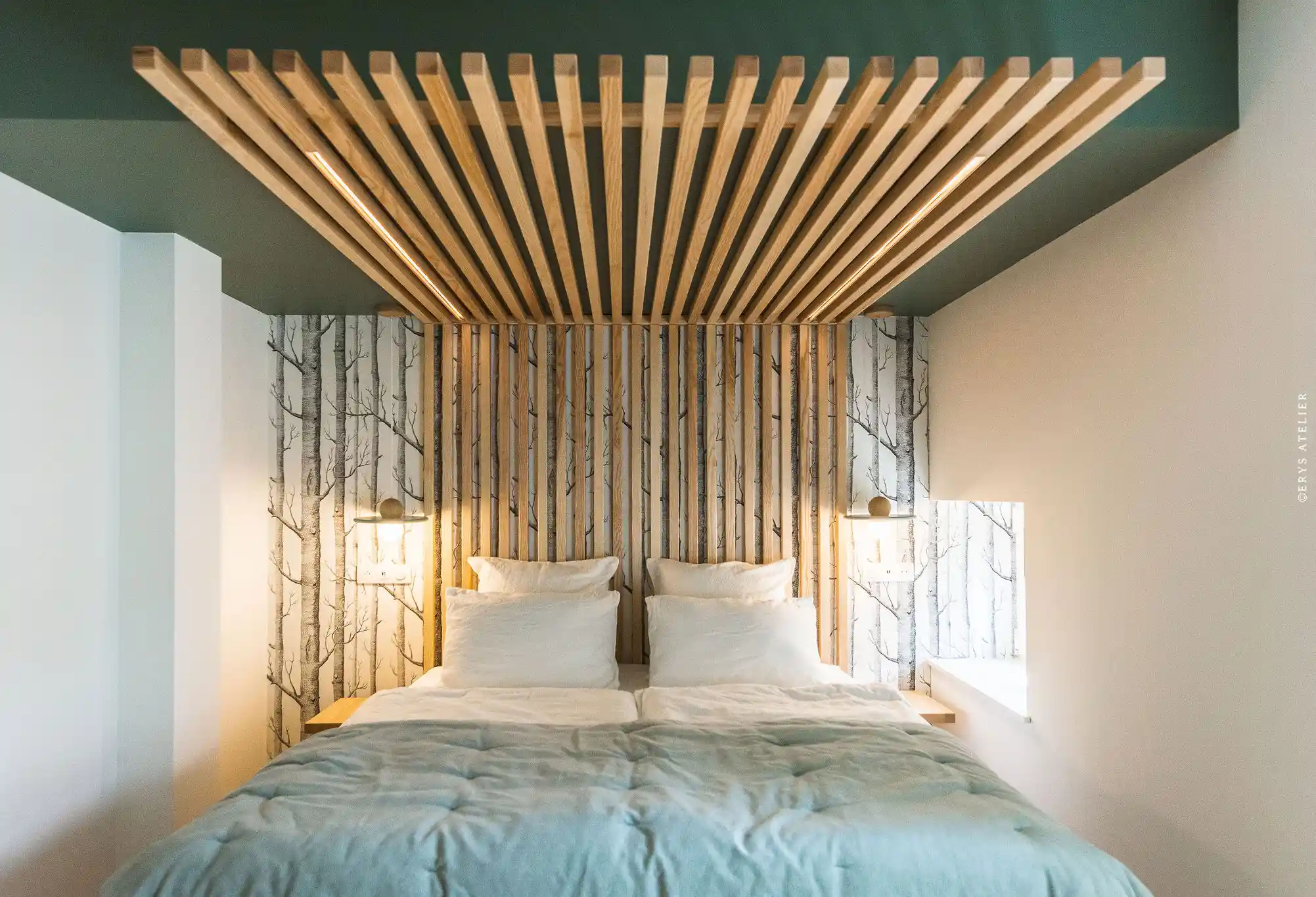 CHAMBRE BOULEAU : Chambre moderne avec décoration bois et motif forêt, ambiance cosy et naturelle.