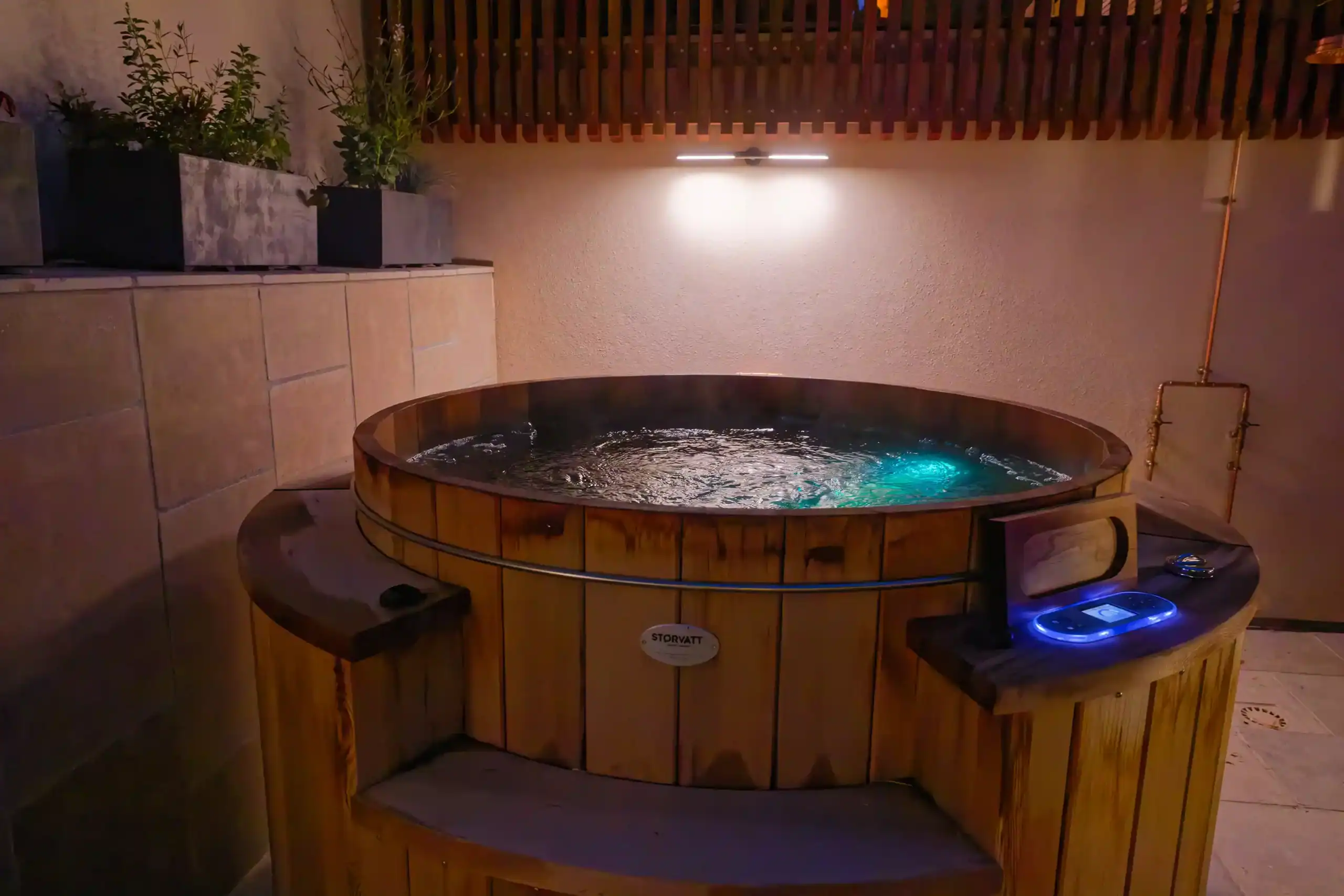 Relaxation avec Bain nordique à remous en Red Cedar au Clos Sainte Geneviève, Dommartemont, Meurthe-et-Moselle.