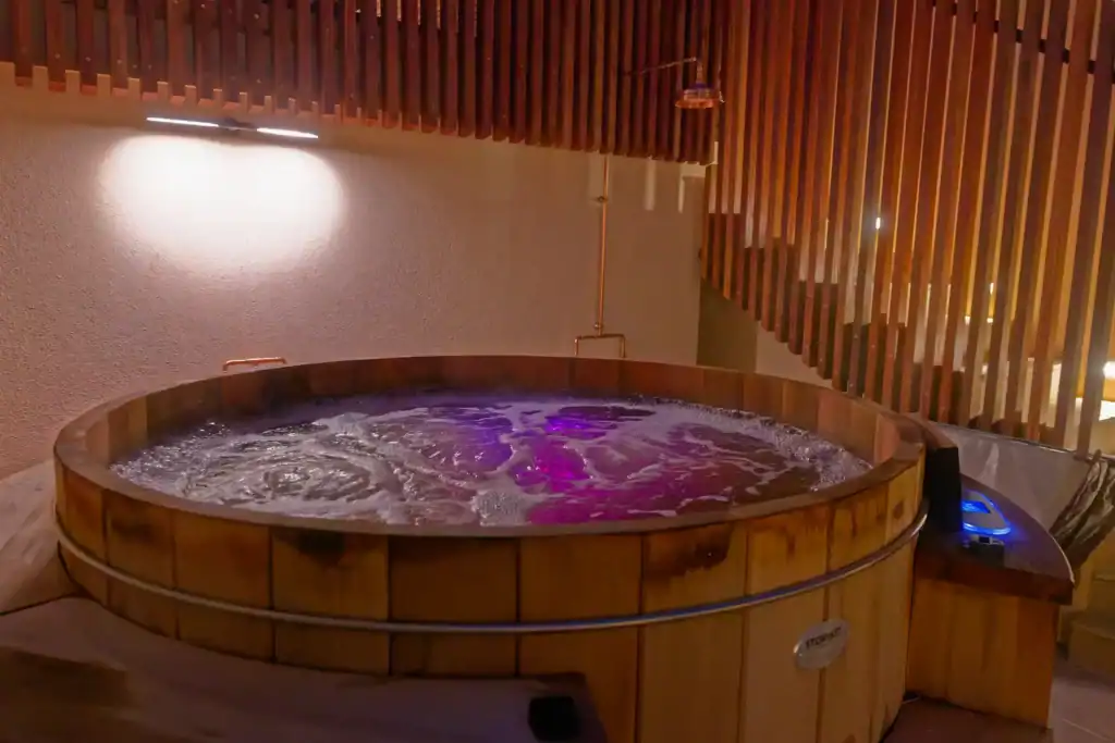 Relaxation avec Bain nordique à remous en Red Cedar au Clos Sainte Geneviève, Dommartemont, Meurthe-et-Moselle.